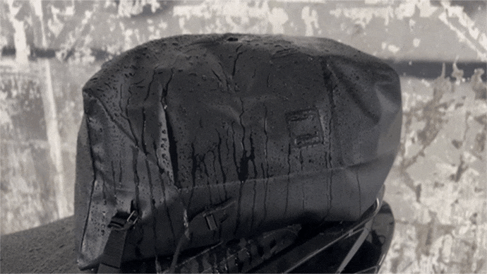 旅のカタチは自由自在 。18L→30L可変、盗難・雨に強いROROBAG 3.0