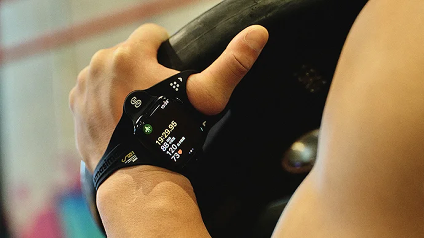 手首を返さずに、サッと確認できる!進化した人間工学バンドで動きやすさを実感!