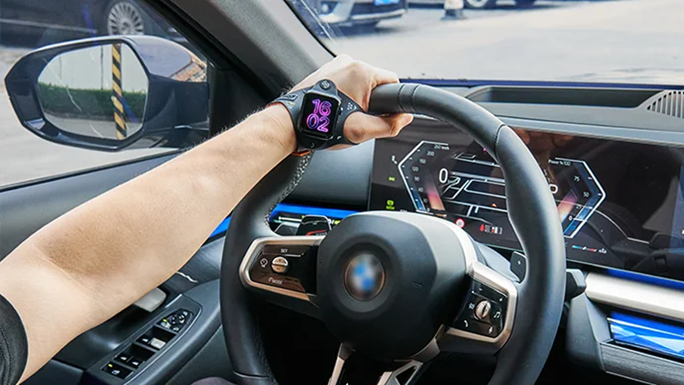 手首を返さずに、サッと確認できる!進化した人間工学バンドで動きやすさを実感!