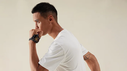 手首を返さずに、サッと確認できる！進化した人間工学バンドで動きやすさを実感！