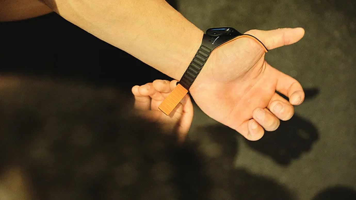手首を返さずに、サッと確認できる！進化した人間工学バンドで動きやすさを実感！